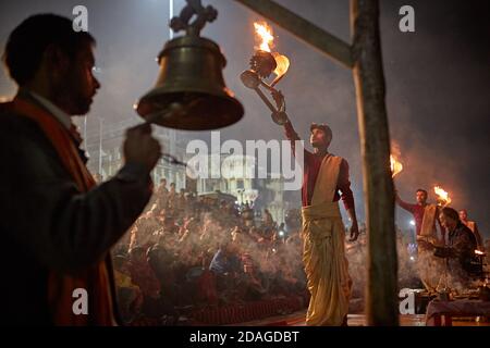 Varanasi, Indien, Januar 2016. Tägliche Sonnenuntergangszeremonie der Ganga Aarti. Stockfoto