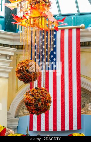 Die Dekoration für den Erntedankfest enthält Kürbisse und Blumen in Las Vegas. Stockfoto