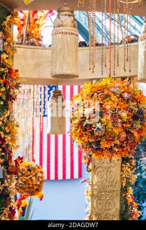 Die Dekoration für den Erntedankfest enthält Kürbisse und Blumen in Las Vegas. Stockfoto