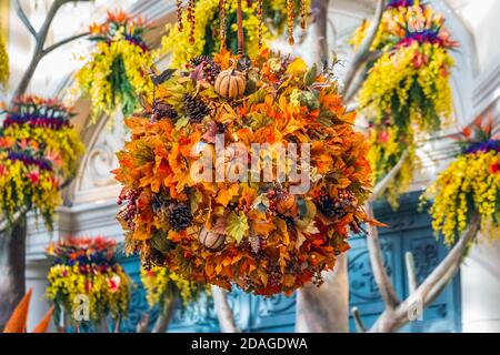 Die Dekoration für den Erntedankfest enthält Kürbisse und Blumen in Las Vegas. Stockfoto