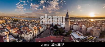 Luftpanorama des Galata-Turms in Istanbul, Türkei. Luftaufnahme des Wahrzeichens in der goldenen Stunde mit schönem Sonnenlicht. Stockfoto