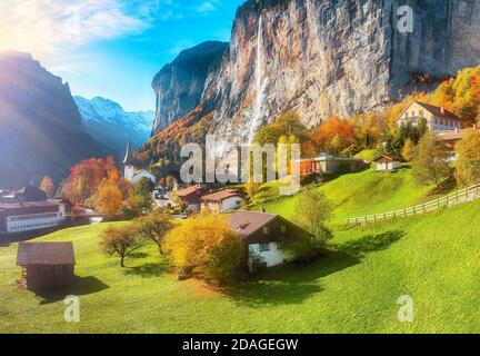 Fantastische Herbstansicht des Lauterbrunnens Dorf mit herrlichem Wasserfall Staubbach und Schweizer Alpen im Hintergrund. Lage: Lauterbrunnen Dorf, Stockfoto