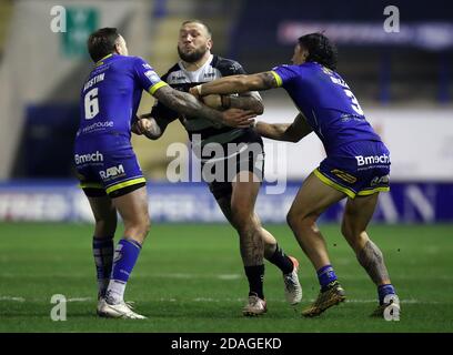 Josh Griffin (Mitte) von Hull FC wurde von Blake Austin von Warrington Wolves (links) und Anthony Gelling von Warrington Wolves während des Betfred Super League Play-off-Spiels im Halliwell Jones Stadium, Warrington, in Angriff genommen. Stockfoto