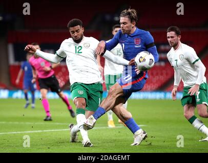 England's Jack Grealish (rechts) und Republik Irland's Cyrus Christie kämpfen um den Ball während der internationalen Freundschaftkampf im Wembley Stadium, London. Stockfoto