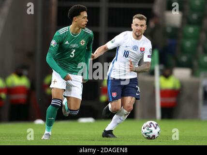 Der nordirische Jamal Lewis (links) und der slowakische Albert Rusnak während des UEFA Euro 2020 Play-off Finals Spiel im Windsor Park, Belfast. Stockfoto