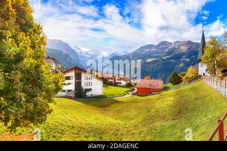 Tolle Herbstansicht des malerischen Bergdorfes Wengen. Sonnige Morgenszene der Schweizer Alpen. Ort: Wengen Dorf, Berner Oberland, Schweiz, Stockfoto