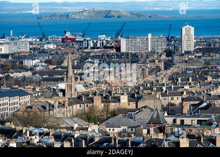 Blick nach Norden von Calton Hill über die Dächer von Leith zum Firth of Forth, Edinburgh, Schottland, Großbritannien. Stockfoto