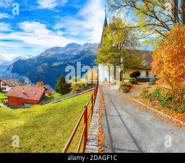 Tolle Herbstansicht des malerischen Bergdorfes Wengen. Sonnige Morgenszene der Schweizer Alpen. Ort: Wengen Dorf, Berner Oberland, Schweiz, Stockfoto