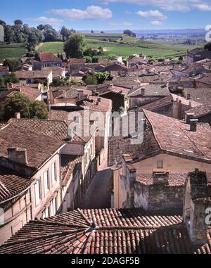 SAINT EMILION WEINDORF ST-EMILION Blick über die traditionellen charakteristischen Terrakotta-Ziegeldächer von St-Émilion auf die Weinberge jenseits der Gironde, Bordeaux Frankreich. Stockfoto