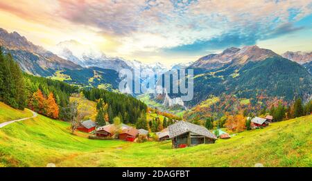 Landschaftlich reizvolle Herbstansicht des malerischen Bergdorfes Wengen und Lauterbrunnental mit Jungfrau und im Hintergrund. Lage: Wengen Dorf, Stockfoto