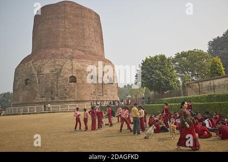 Varanasi, Indien, Januar 2016. Eine Gruppe von Schulkindern vor Sarnath Stupa. Stockfoto