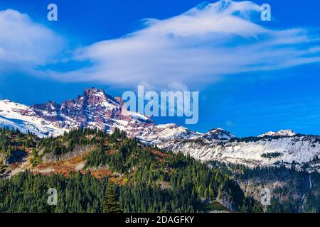 Little Tahoma flankiert Mount Rainier im Mount Rainier National Park, Pierce County, Washington Stockfoto