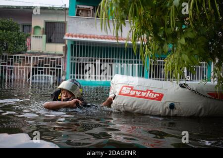 Villahermosa, Mexiko. November 2020. Rettungsdienste evakuieren Menschen mit Schlauchbooten. Rund zehntausend Menschen wurden aufgrund von Überschwemmungen im Bundesstaat Tabasco evakuiert. Quelle: Armando Vega/dpa/Alamy Live News Stockfoto