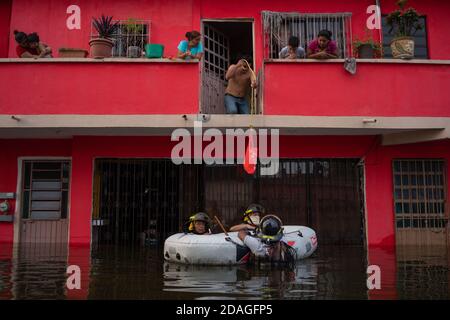 Villahermosa, Mexiko. November 2020. Rettungsdienste evakuieren Menschen mit Schlauchbooten. Rund zehntausend Menschen wurden aufgrund von Überschwemmungen im Bundesstaat Tabasco evakuiert. Quelle: Armando Vega/dpa/Alamy Live News Stockfoto