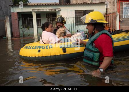 Villahermosa, Mexiko. November 2020. Rettungsdienste transportieren Menschen mit Schlauchbooten durch das Hochwasser. Etwa zehntausend Menschen wurden aufgrund der Überschwemmungen im Bundesstaat Tabasco evakuiert. Quelle: Armando Vega/dpa/Alamy Live News Stockfoto