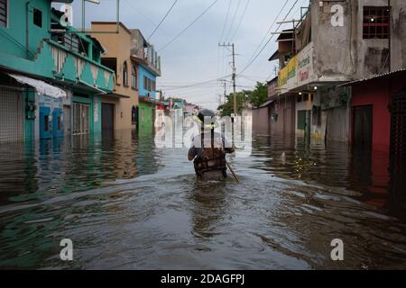 Villahermosa, Mexiko. November 2020. Ein Retter rennt durch die Flut. Rund zehntausend Menschen wurden aufgrund der Überschwemmungen im Bundesstaat Tabasco evakuiert. Quelle: Armando Vega/dpa/Alamy Live News Stockfoto