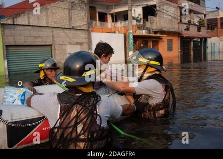 Villahermosa, Mexiko. November 2020. Rettungsdienste transportieren Menschen mit Schlauchbooten durch das Hochwasser. Etwa zehntausend Menschen wurden aufgrund der Überschwemmungen im Bundesstaat Tabasco evakuiert. Quelle: Armando Vega/dpa/Alamy Live News Stockfoto