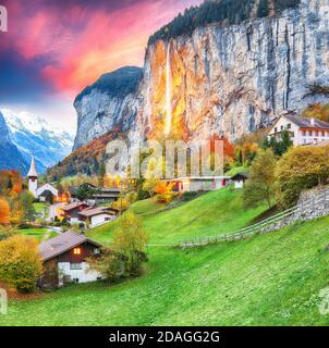 Faszinierende Herbstansicht des Lauterbrunnental mit herrlichem Staubbach Wasserfall und Schweizer Alpen bei Sonnenuntergang. Lage: Lauterbrunnen Dorf, Ber Stockfoto