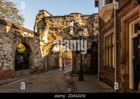 Nur Aktivitätenwanderung während der COVID-Sperre in Großbritannien. Leicester Castle Area, Ruinen der mittelalterlichen Burg in Leicester. In normalen Fällen ist dieser Ort voll. Stockfoto