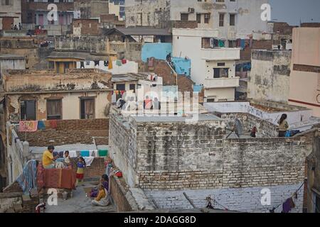 Varanasi, Indien, Januar 2016. Blick auf die Terrassen der Altstadt. Stockfoto