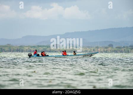 Touristen in einem kleinen Fiberglas-Boot auf einer Bootssafari, Lake Naivasha, Kenia, Ostafrika Stockfoto