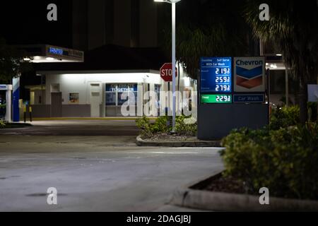 Chevron Tankstelle in der Nacht mit Preisschild beleuchtet Stockfoto