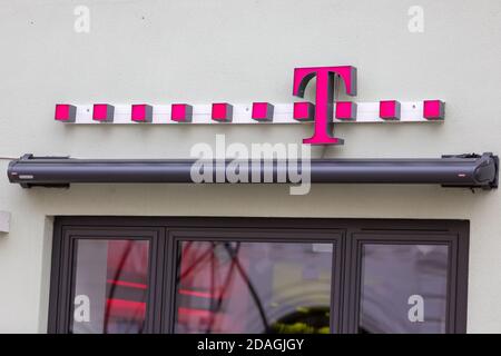 PASSAU / DEUTSCHLAND - 8. NOVEMBER 2020: Filiallogo der Deutschen Telekom. Die Deutsche Telekom AG ist ein deutsches Telekommunikationsunternehmen Stockfoto