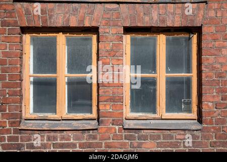 Alte industrielle rote Backsteinfenster im Konepaja-Viertel von Helsinki, Finnland Stockfoto