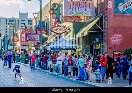 Mitglieder der Beale Street Flippers unterhalten Touristen auf der Beale Street, 12. September 2015, in Memphis, Tennessee. Stockfoto