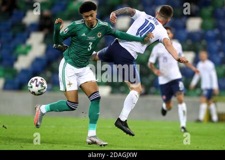 Der nordirische Jamal Lewis (links) und der slowakische Albert Rusnak kämpfen beim UEFA Euro 2020 Play-off Finale im Windsor Park, Belfast, um den Ball. Stockfoto