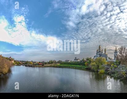Panoramablick auf den Fluss Rostavitsya und den Landschaftspark mit der orthodoxen christlichen Kirche St. Eugen mit Kupoladomen und Kreuzen im vi Stockfoto