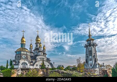 Der Tempelkomplex, bestehend aus der christlich-orthodoxen Kirche St. Eugen und der Kapelle im Dorf. Buky, Ukraine Stockfoto