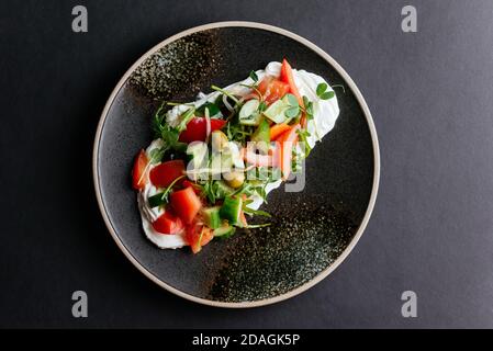 Italienischer Salat mit Gemüse, Oliven und Weichkäse Stockfoto