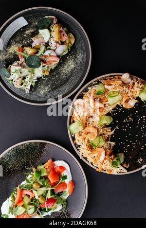 Asiatischer Gemüsesalat mit Garnelen auf schwarzem Hintergrund Stockfoto