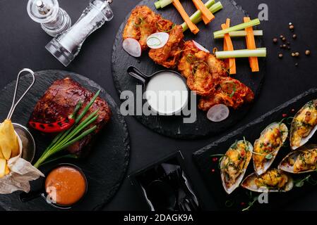 Hühnerflügel im asiatischen Stil, frisches Gemüse Stockfoto