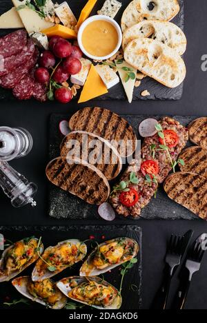 Rindertartare mit Roggencroutons auf schwarzem Hintergrund Stockfoto