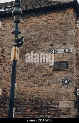 Frome, Großbritannien - 07. Oktober 2020: Straßenname und Plakette auf der Gentle Street, einer engen und historischen Straße in Frome mit vielen Häusern aus dem 16. Jahrhundert Stockfoto