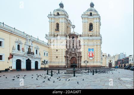 Kirche und Kloster San Francisco (Basílica y Convento de San Francisco) aus dem 17. Jahrhundert, Lima, Peru. Stockfoto