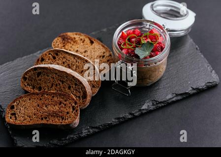 Truthahn Leberpastete und Croutons auf schwarzem Hintergrund Stockfoto