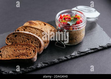 Truthahn Leberpastete und Croutons auf schwarzem Hintergrund Stockfoto