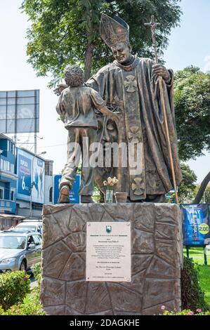 Denkmal Johannes Paul II., die Gemeinde Lince würdigt den seligen Paul II. Und den Herrn von Los Milagros als treues Zeugnis Stockfoto