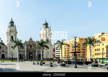 Die Basilika Kathedrale und Bronze-Brunnen mit der Statue des Engels des Ruhmes in Lima auf der Plaza de Armas (Plaza Mayor) Hauptplatz der Stadt Lima, Peru Stockfoto