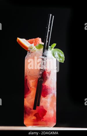 Roter Erdbeer alkoholischer Cocktail auf schwarzem Hintergrund Stockfoto