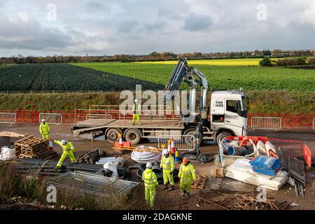 Taplow, Buckinghamshire, Großbritannien. November 2020. Im Rahmen der Modernisierung der M4 Smart Motorway wurde nach dem Abriss der Lake End Road-Brücke in der Nähe von Dorney Village im Oktober erstmals eine neue Ersatzbrücke über die M4 für den Verkehr geöffnet. Das große Ingenieurprojekt hat sich mit der Zerstörung von Bäumen und Hecken sowie dem obligatorischen Erwerb von Ackerland nachteilig auf die lokale Landschaft ausgewirkt. Die Anwohner wurden viel Lärm, Staub und Unannehmlichkeiten ausgesetzt. Quelle: Maureen McLean/Alamy Live News Stockfoto