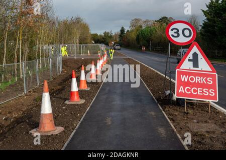 Taplow, Buckinghamshire, Großbritannien. November 2020. Im Rahmen der Modernisierung der M4 Smart Motorway wurde nach dem Abriss der Lake End Road-Brücke in der Nähe von Dorney Village im Oktober erstmals eine neue Ersatzbrücke über die M4 für den Verkehr geöffnet. Das große Ingenieurprojekt hat sich mit der Zerstörung von Bäumen und Hecken sowie dem obligatorischen Erwerb von Ackerland nachteilig auf die lokale Landschaft ausgewirkt. Die Anwohner wurden viel Lärm, Staub und Unannehmlichkeiten ausgesetzt. Quelle: Maureen McLean/Alamy Live News Stockfoto