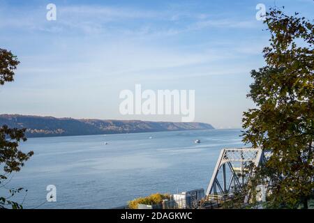 Ein Blick auf einen Teil einer Brücke und Hudson River Mit ein paar Booten schwimmen herum Stockfoto