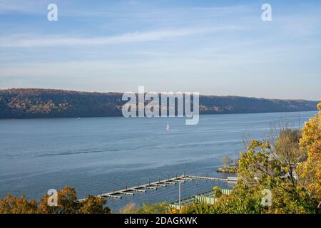 Ein Blick auf den Hudson River mit ein paar Booten, die herumschwimmen. Wasser umgeben von Bäumen Stockfoto