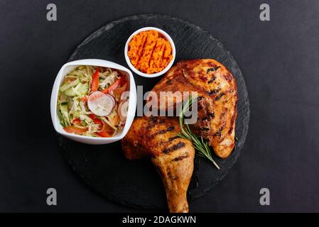 Gegrillte Hähnchenschenkel mit Gemüse und Sauce Stockfoto