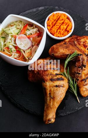 Gegrillte Hähnchenschenkel mit Gemüse und Sauce Stockfoto