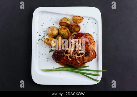 Frisch gegrilltes Rindfleisch mit Sauce und Gemüse Stockfoto